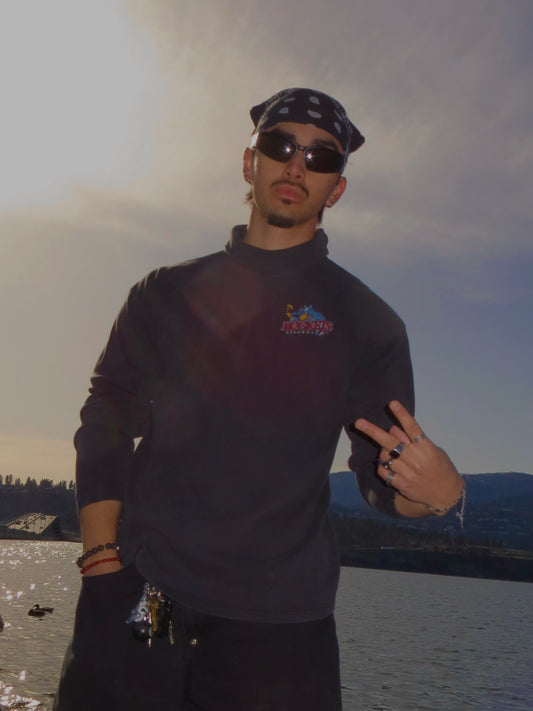 Vintage 90’s Kelowna Rockets Turtleneck Shirt (L)