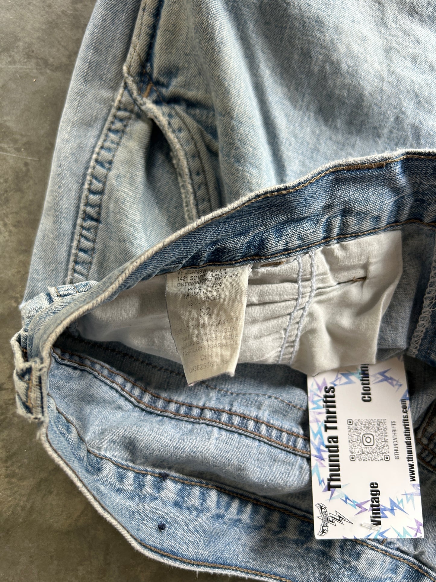 Vintage Light Wash Wrangler Cargo Jorts (32W)
