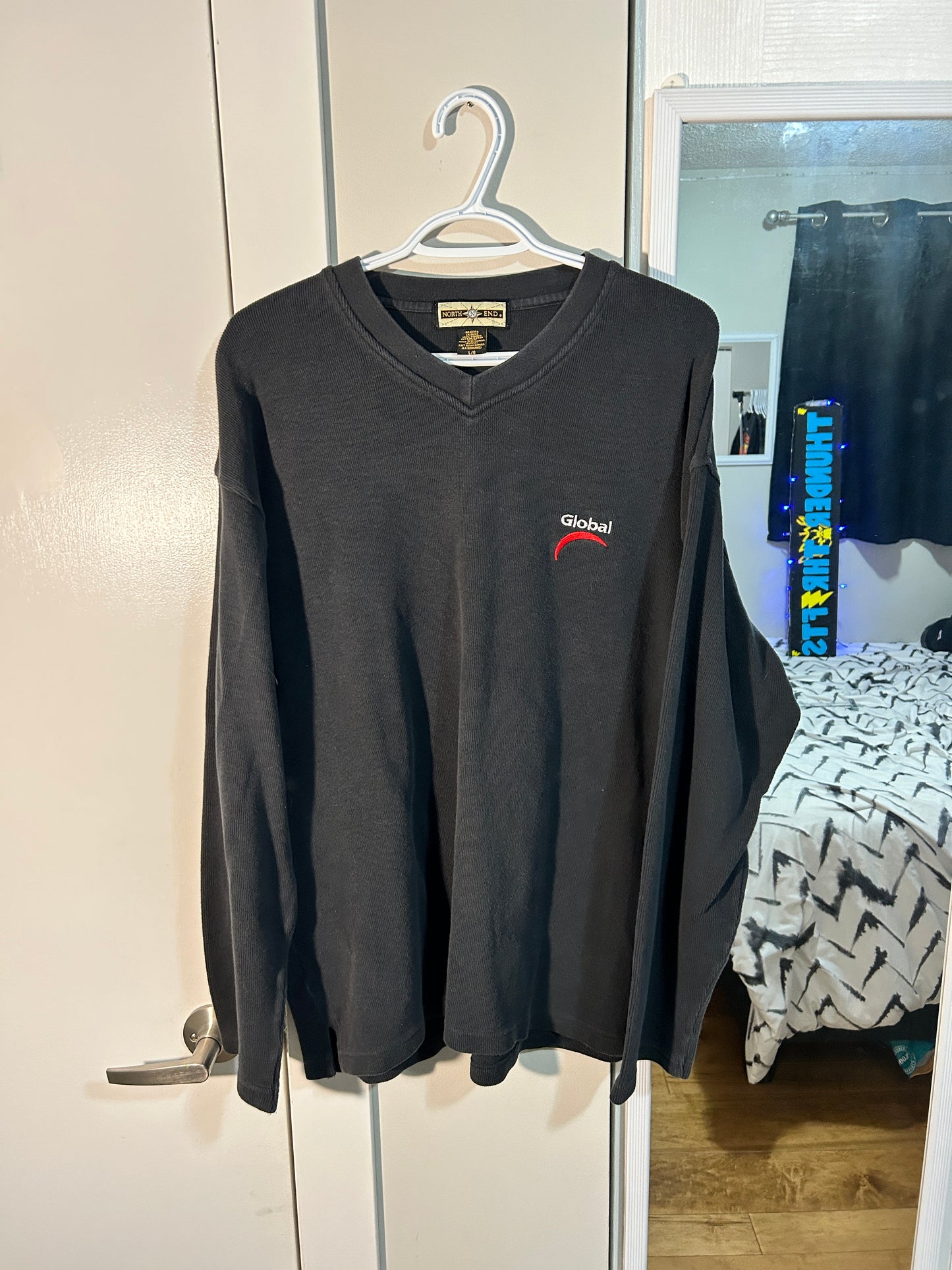 Global V-neck Sweater (L)