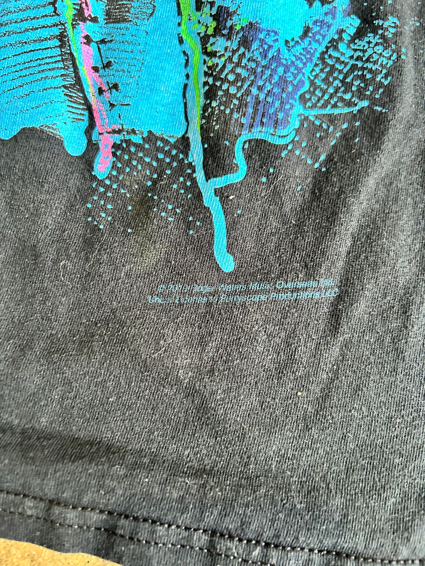 2019 Pink Floyd The Wall Glow in The Dark Liquid Blue Tee (M)