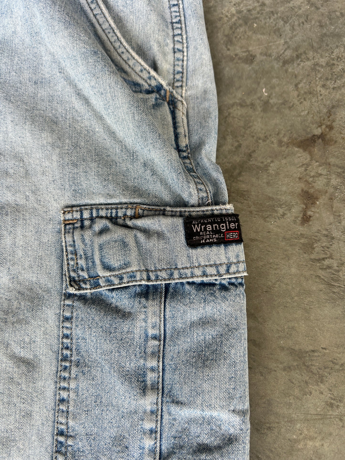Vintage Light Wash Wrangler Cargo Jorts (32W)