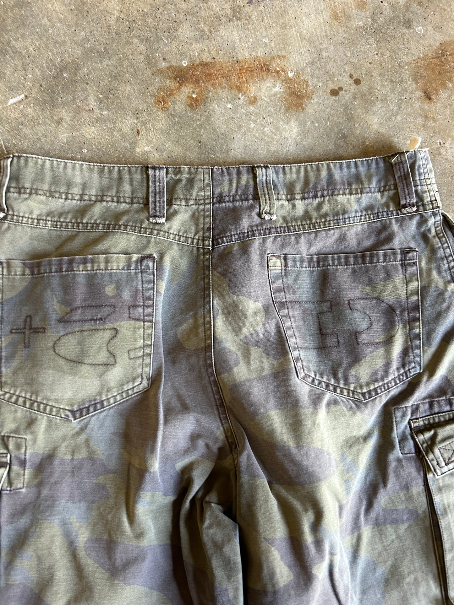 Y2K Antidote Pocket Stitch Camo Shorts (32W)