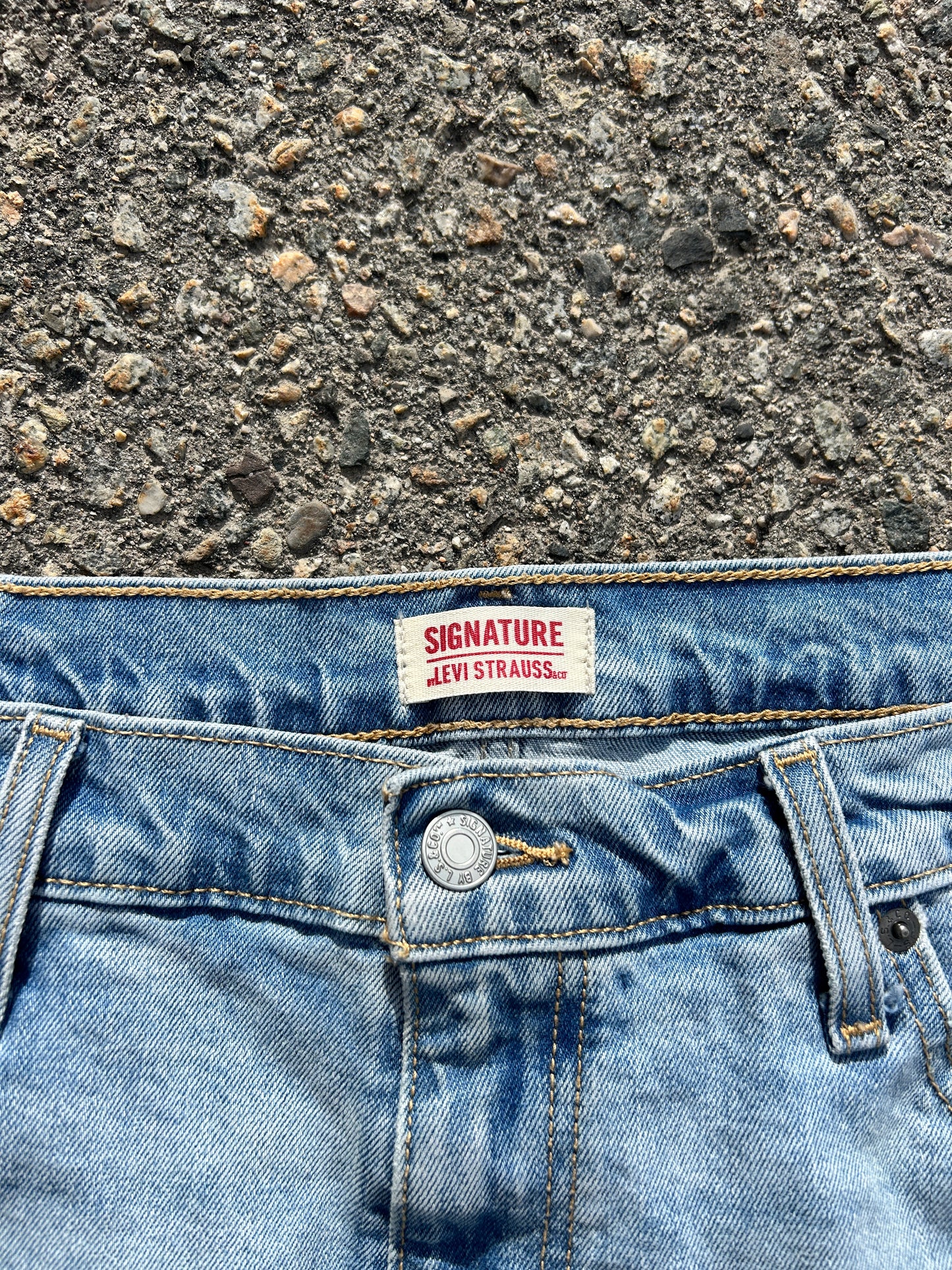 Signature Levi’s Light Wash Jorts (38W)