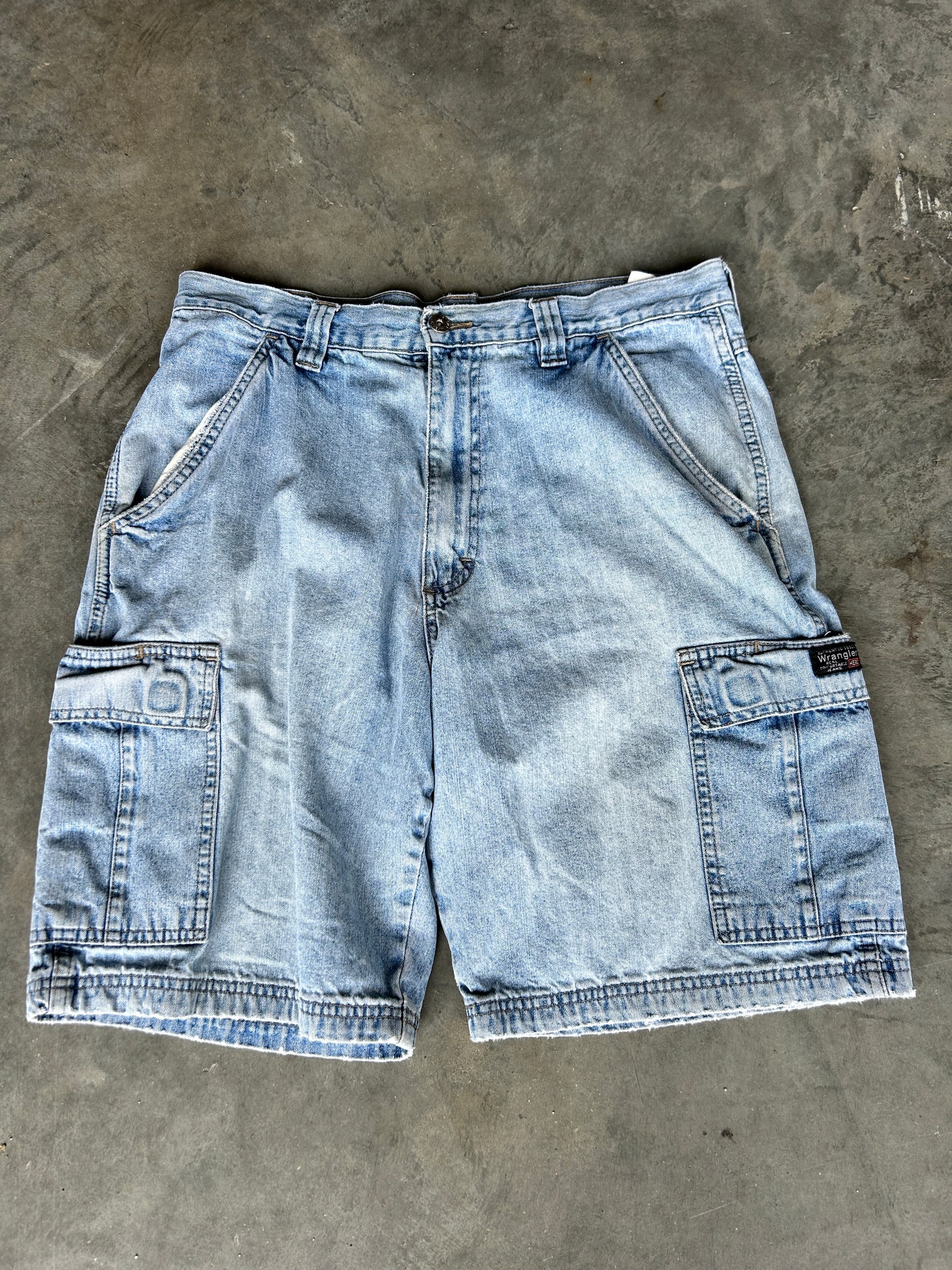Vintage Light Wash Wrangler Cargo Jorts (32W)