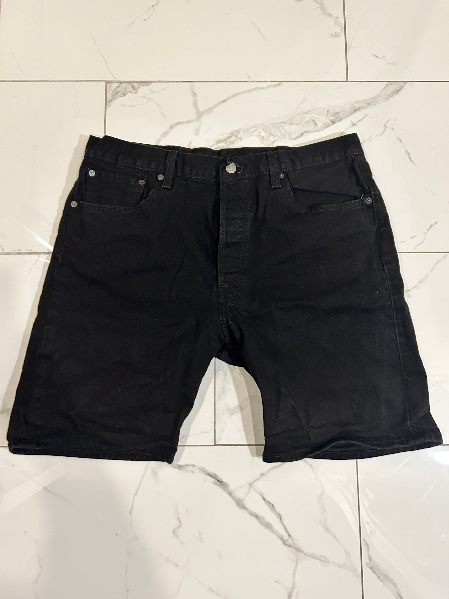 Black Levi’s 501 Jorts (38W)