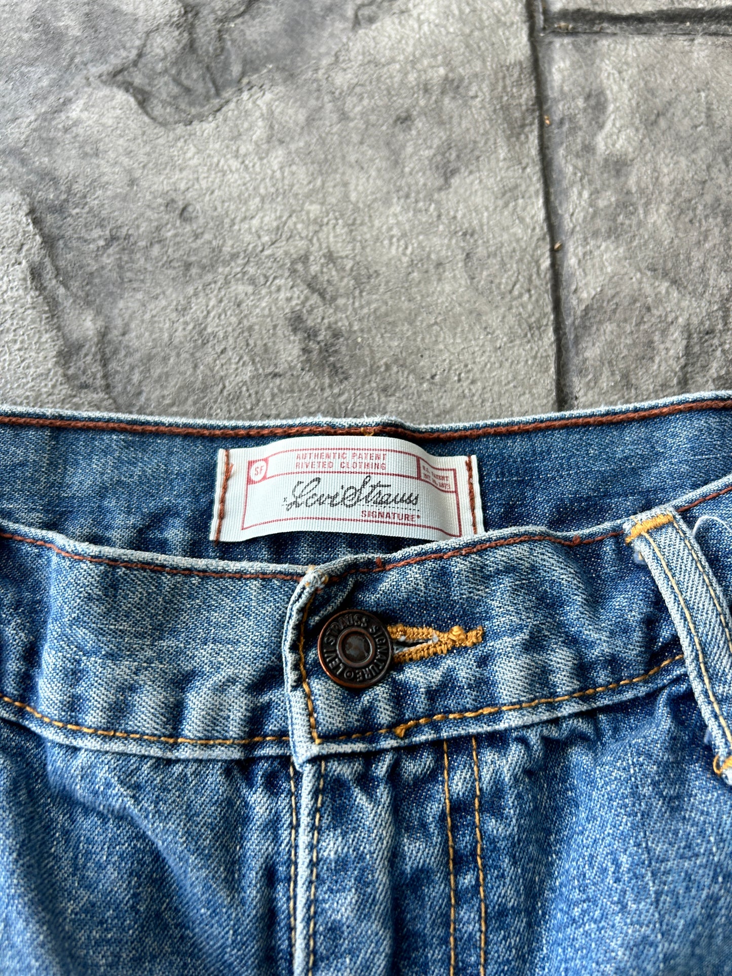 Vintage Light-wash Levi’s Signature Jorts (34W)