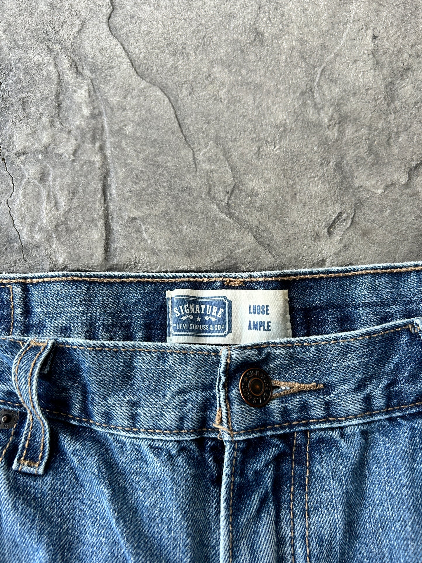 Vintage Levi’s Loose Fit Signature Jorts (36W)