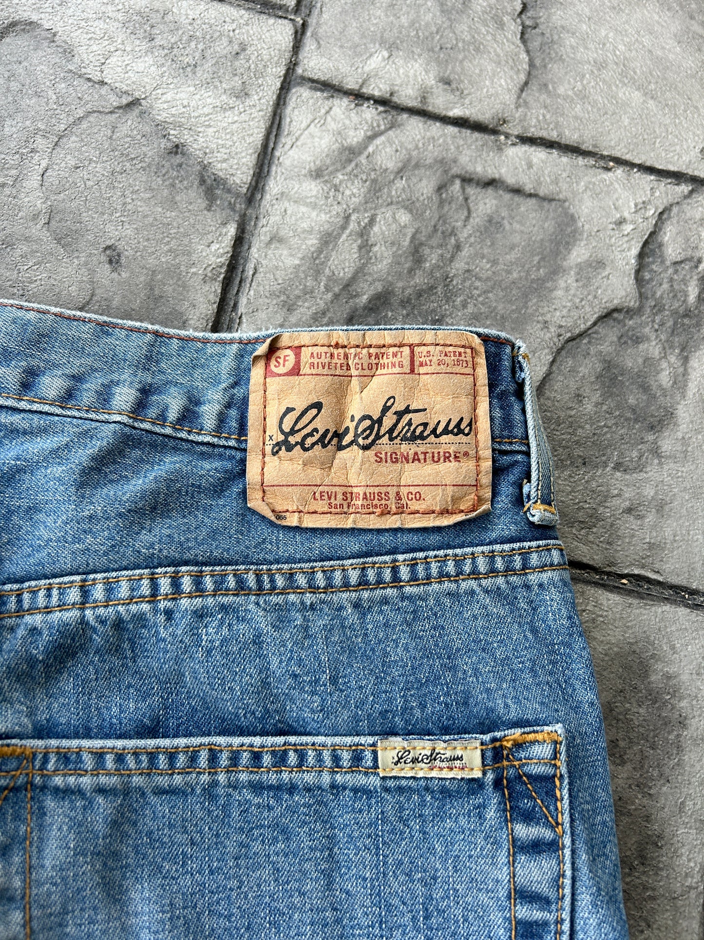 Vintage Light-wash Levi’s Signature Jorts (34W)