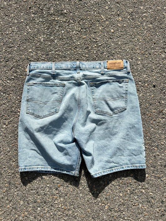 Signature Levi’s Light Wash Jorts (38W)