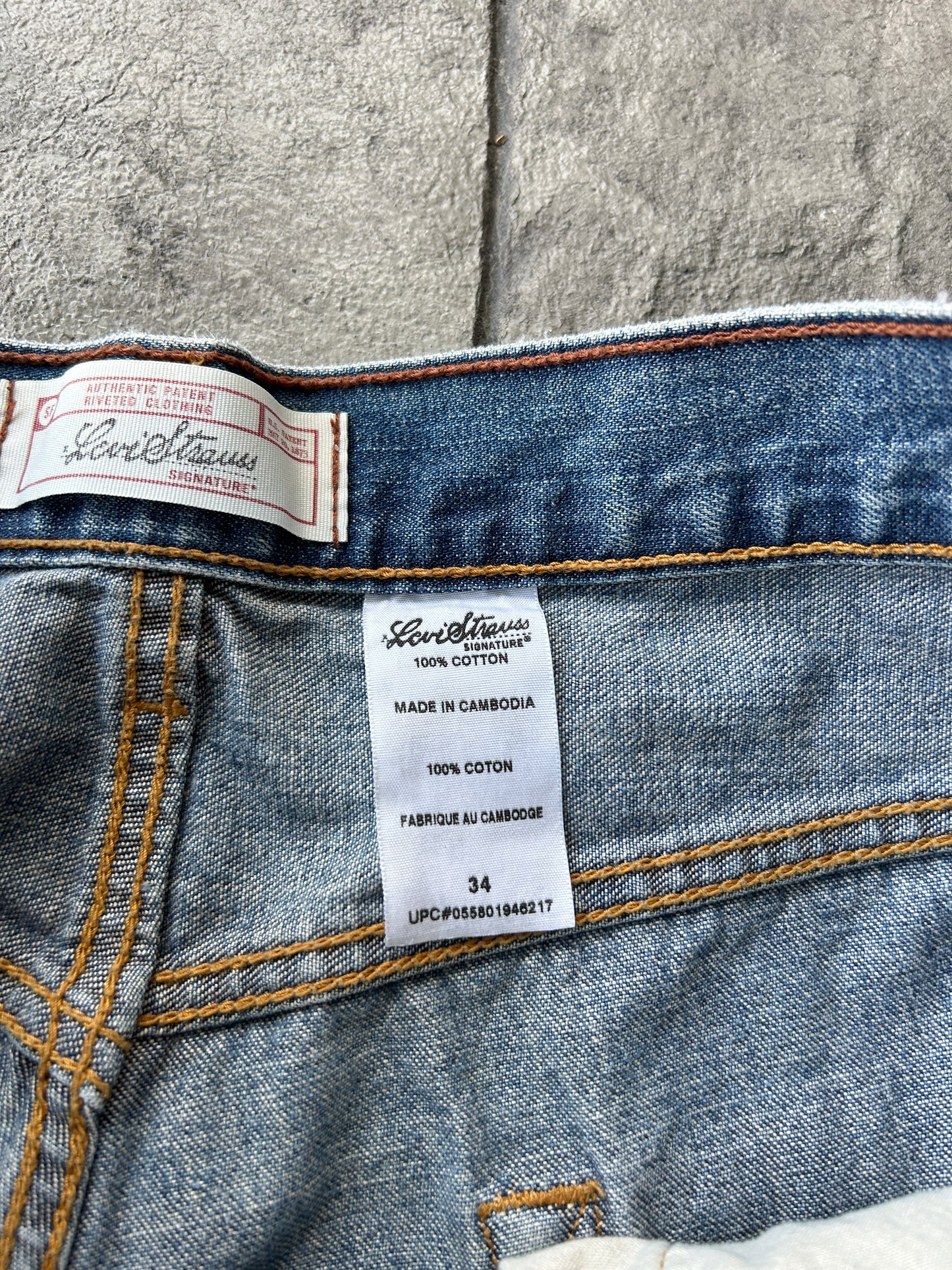 Vintage Light-wash Levi’s Signature Jorts (34W)