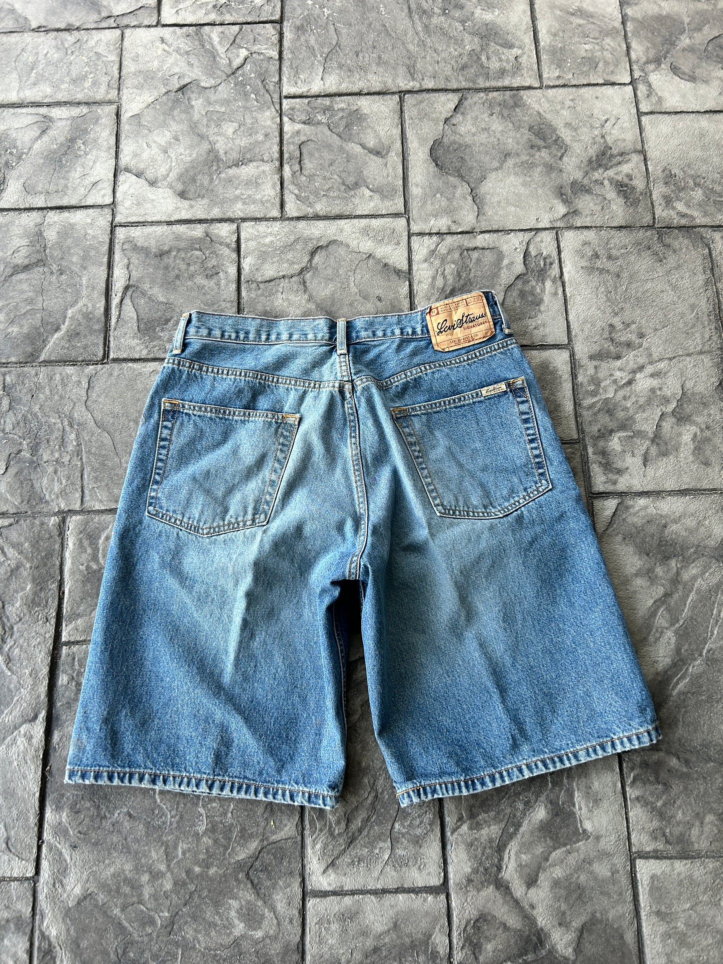 Vintage Light-wash Levi’s Signature Jorts (34W)