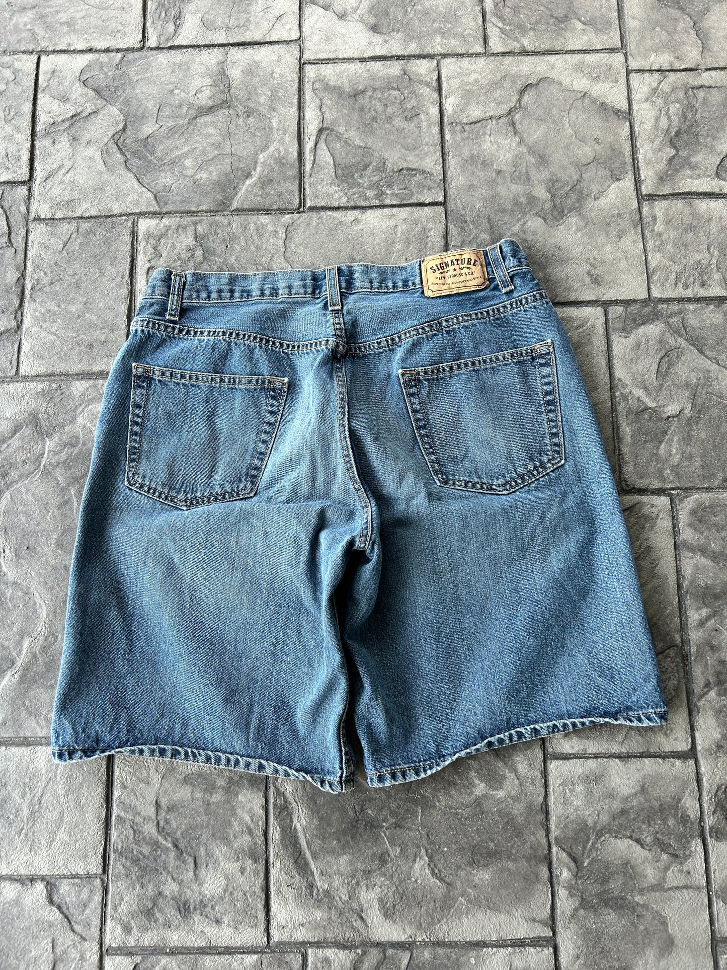 Vintage Levi’s Loose Fit Signature Jorts (36W)